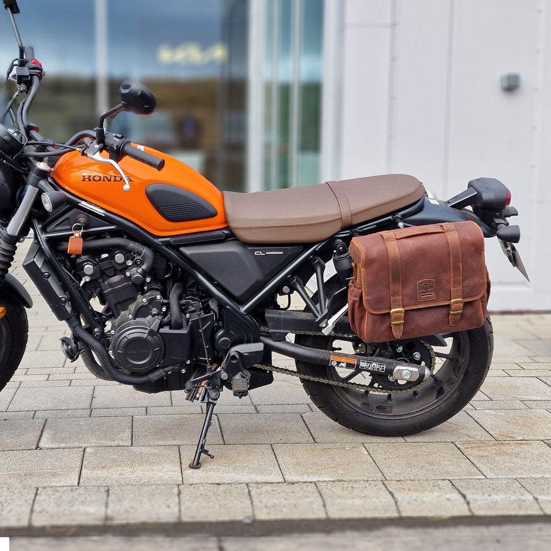 Sacoche marron sur Honda CL 500.