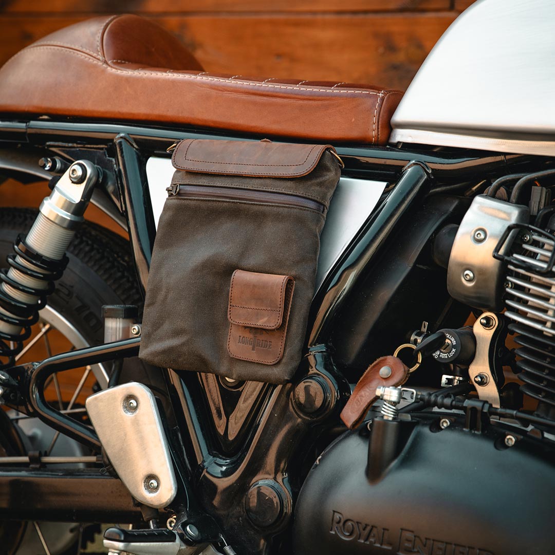 Petite sacoche moto magnétique aimanté sur le côté.