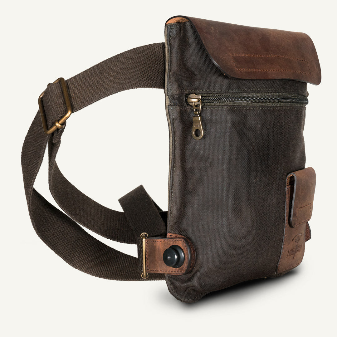 Sac de jambe moto en toile cirée kaki et cuir marron. Poche avant fermeture éclair YKK solide.