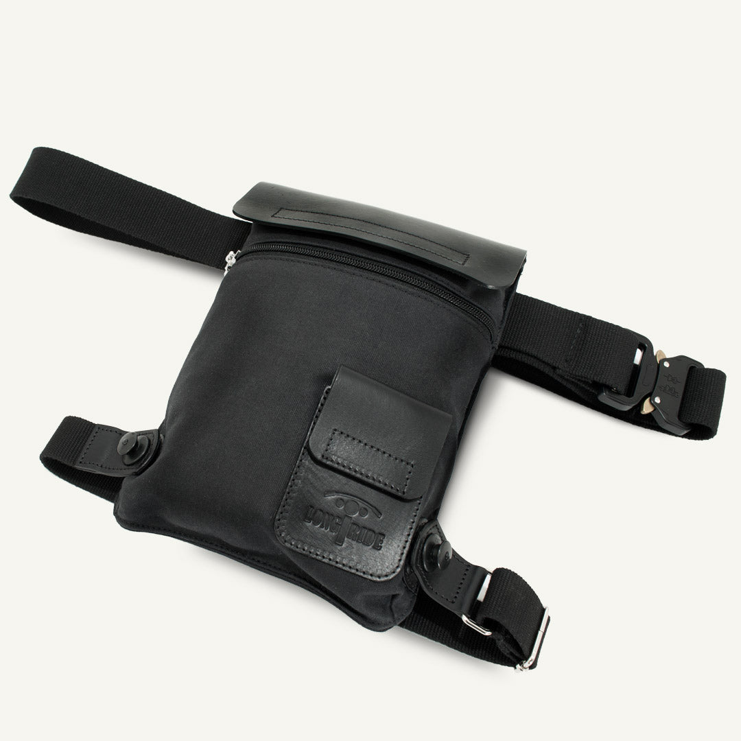 Sac de jambe moto en toile cirée noir et cuir noir. Peut être converti en sac réservoir moto.