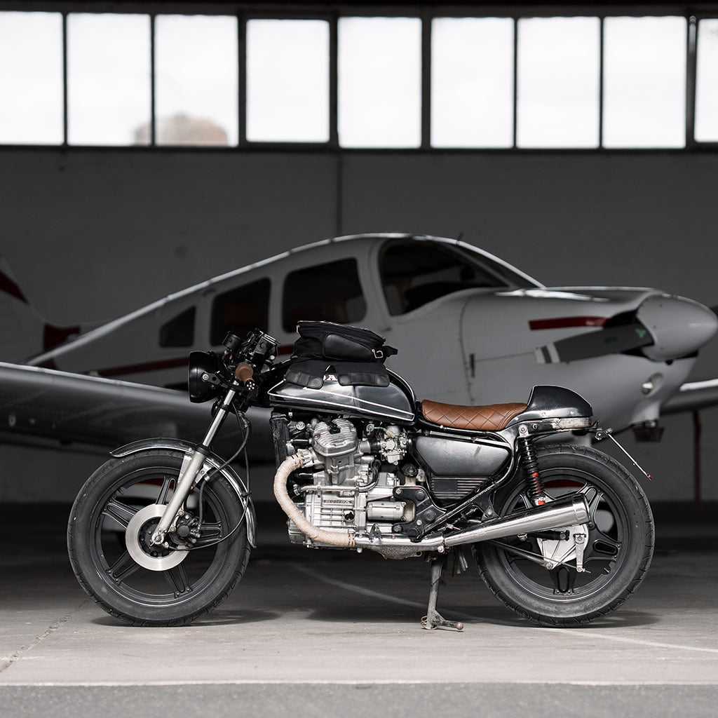 Belle sacoche réservoir moto vintage.