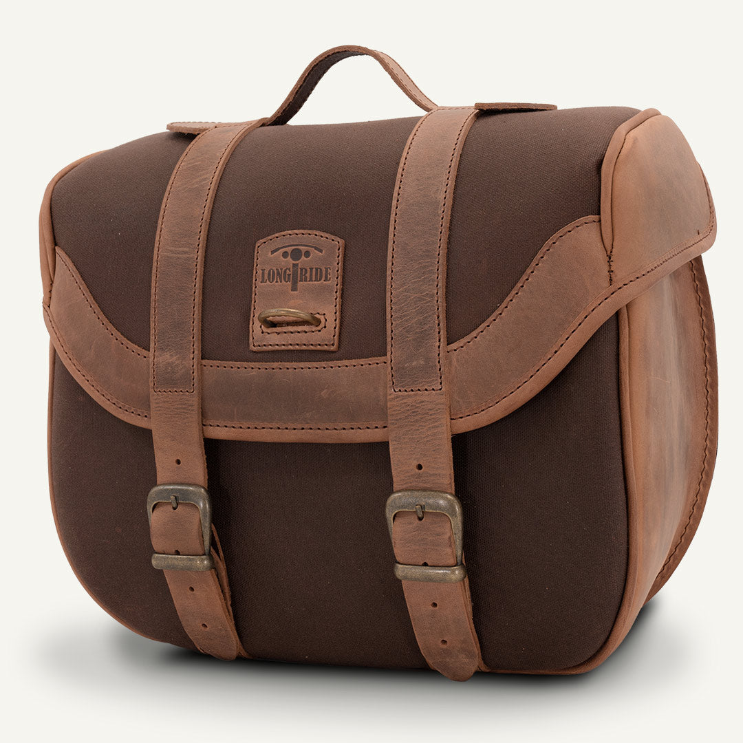 Belle valise moto marron avec poignée.