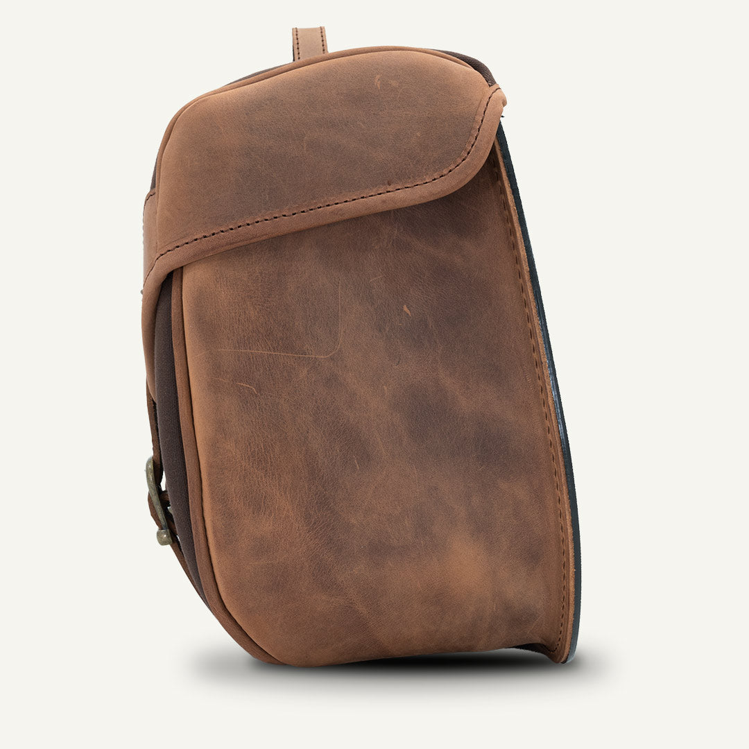 Belle valise moto marron cuir.