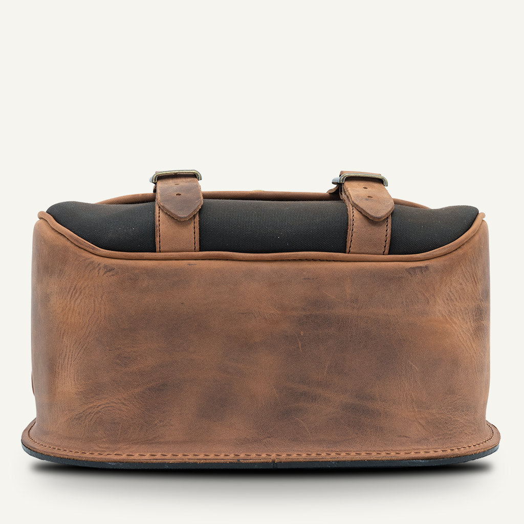 Valise moto rigide cuir marron.