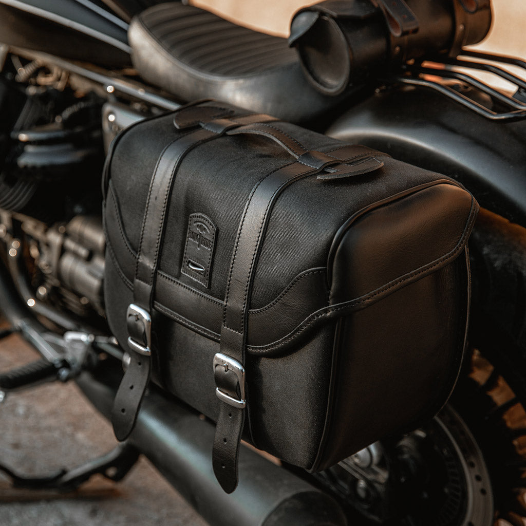 Belle valise moto noire.