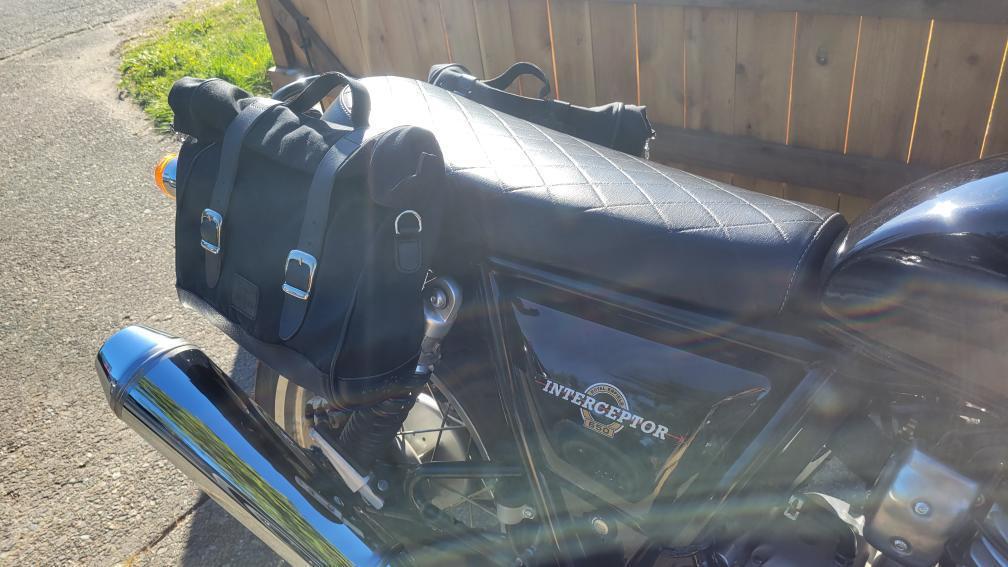 Comment monter des sacoches souples sur une Interceptor 650 sans écarteurs.
