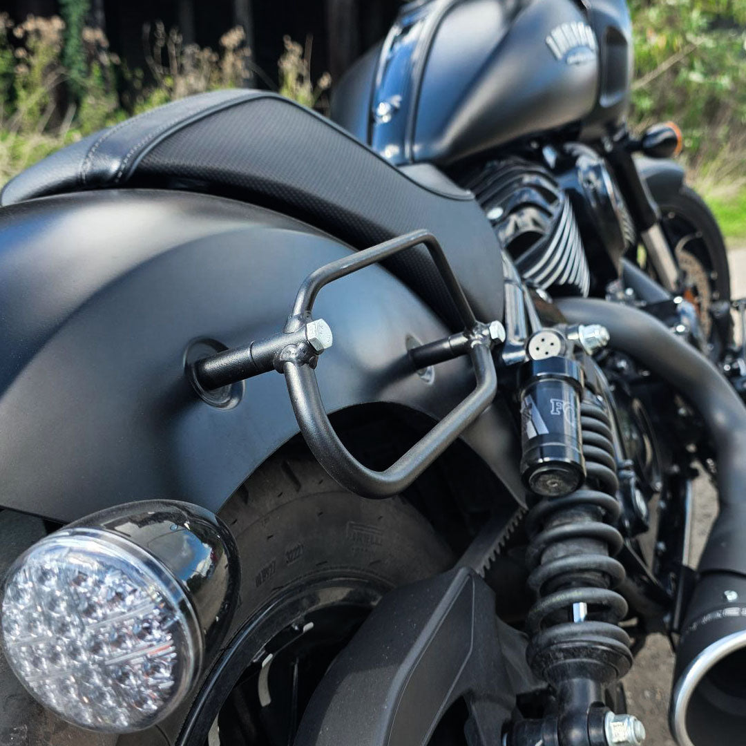 Support de sacoches latérales noirs pour moto Indian Chief et Sport Chief.